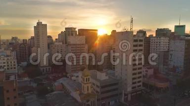 巴西圣保罗-2018年5月3日：日落时市中心鸟瞰图